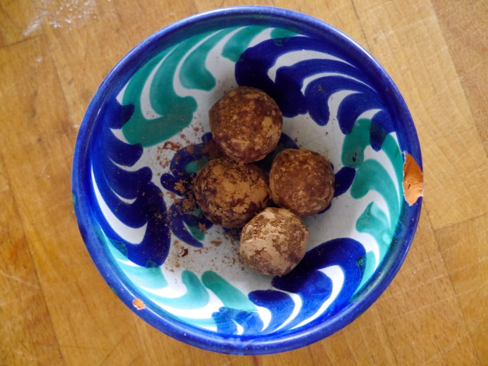 hemsley-healthy-sweets-tahini-bliss-balls-truffles-coconut-960x721