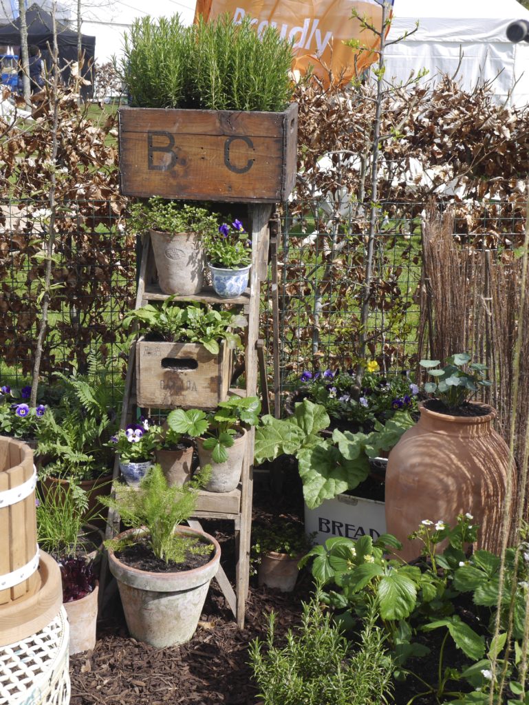 thifty-garden-ideas-wine-boxes-